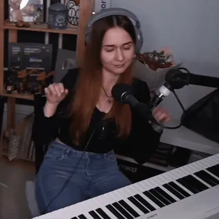 🌊 1e1276e6 女性, キーボード, 音楽, ヘッドホン, マイク, ミュージシャン, ピアノ, ブルネット telegram sticker