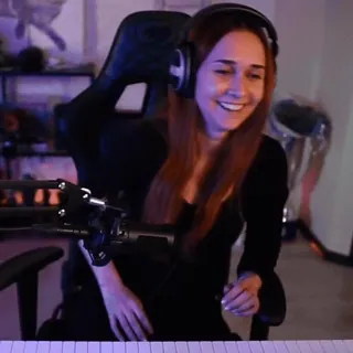 😊 7d462b84 女性, ヘッドホン, 椅子, キーボード, ストリーミング telegram sticker