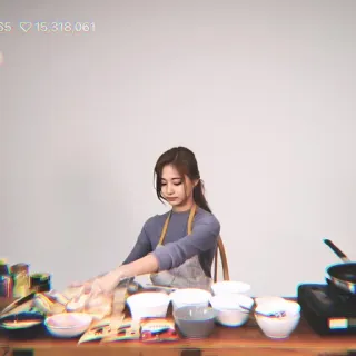 🍬 51daa425 ทำอาหาร, ผู้หญิง, การเตรียมอาหาร, ห้องครัว, ผ้ากันเปื้อน, ส่วนผสม telegram sticker